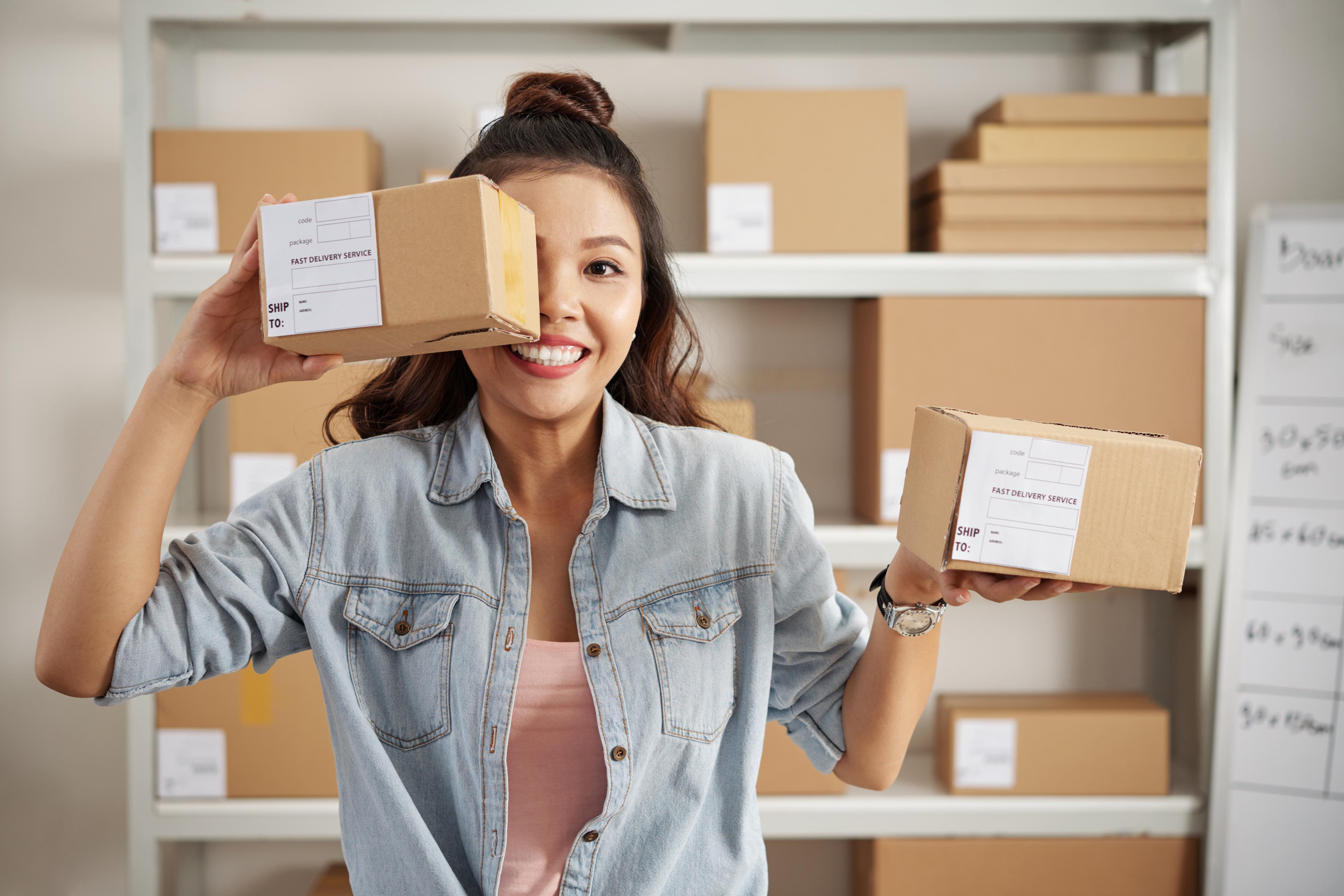 Imagen de una persona posando con cajas de regalo