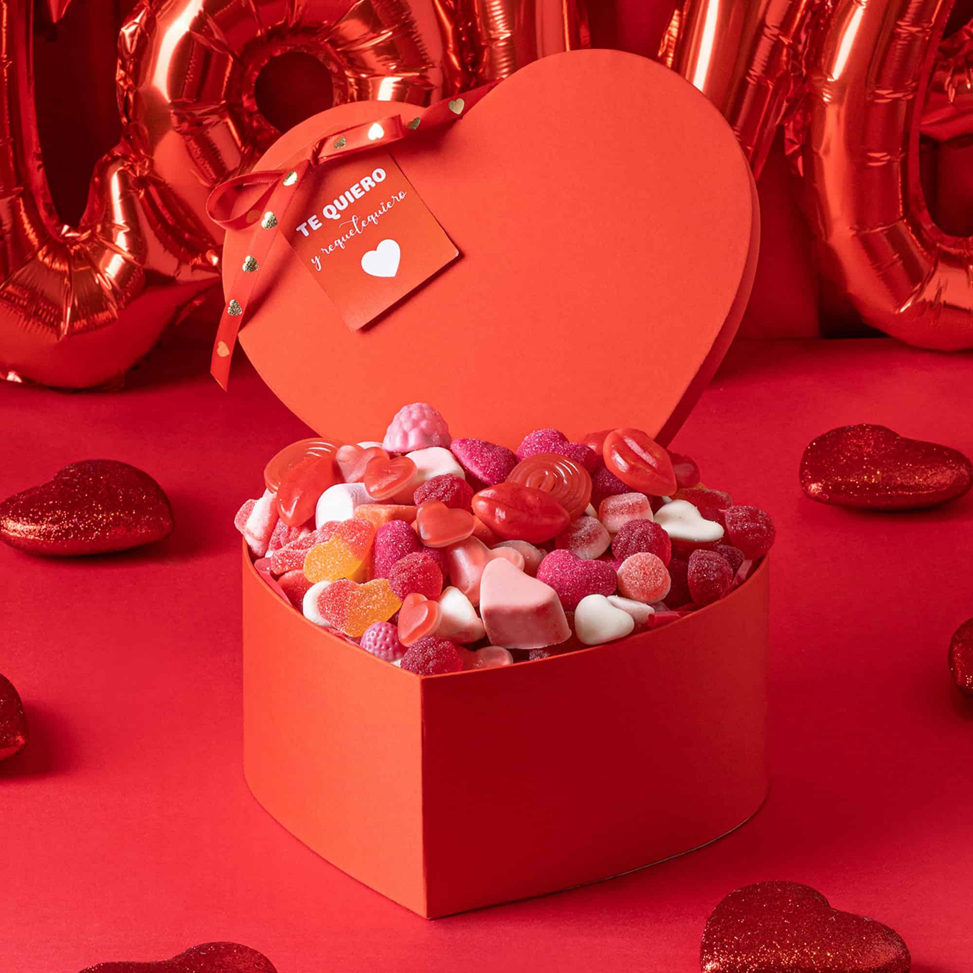 Imagen descriptiva del producto "Caja en forma de corazón con 1kg de chuches"