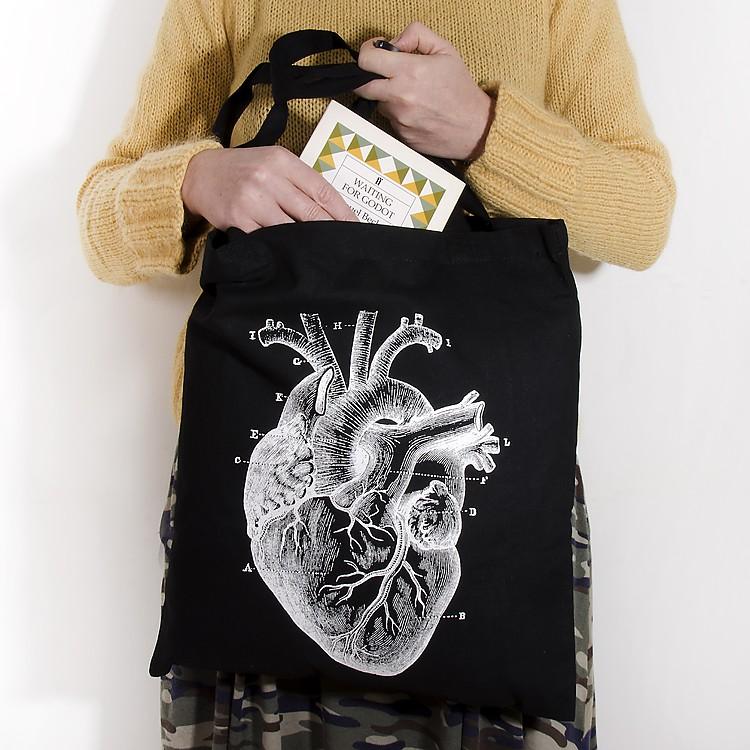 Imagen principal del producto Tote bag con un corazón anatómico