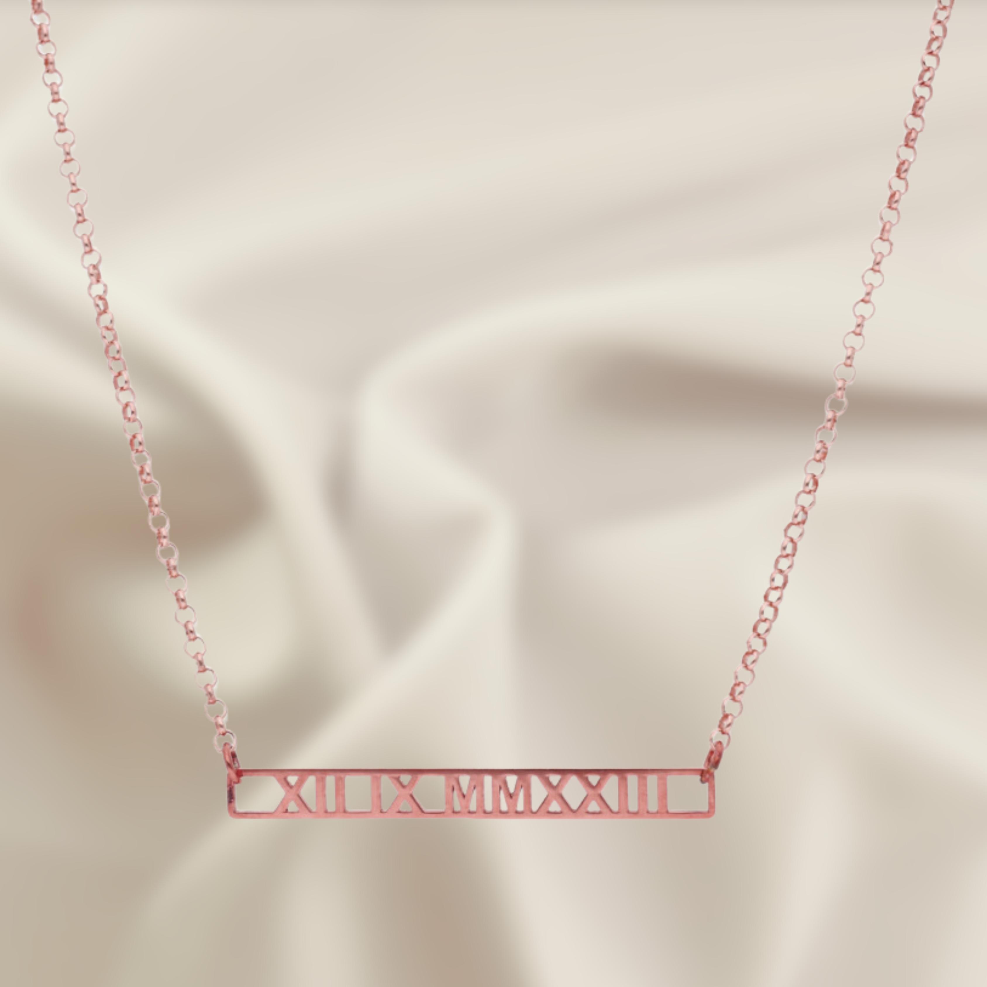 Imagen principal del producto Collar Minerva con fecha en números romanos en Pla...