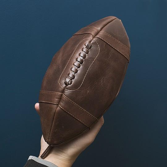 Imagen principal del producto Neceser de piel con forma de balón de rugby